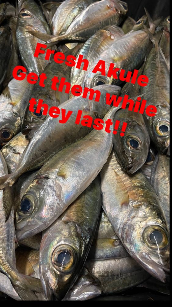 Whole fresh fish on ice at Lawai'a Fish Co.